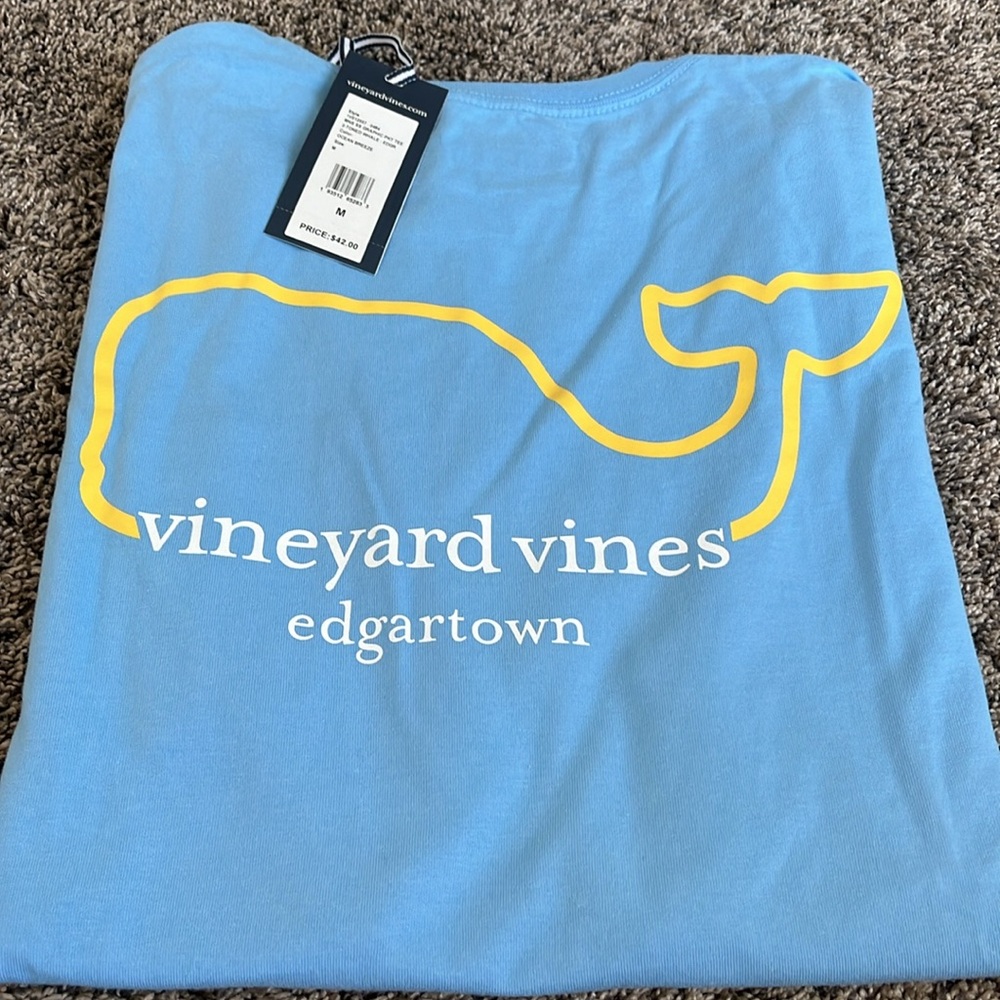 Vineyard Vines Edgartown medium tee! Short sleeve.